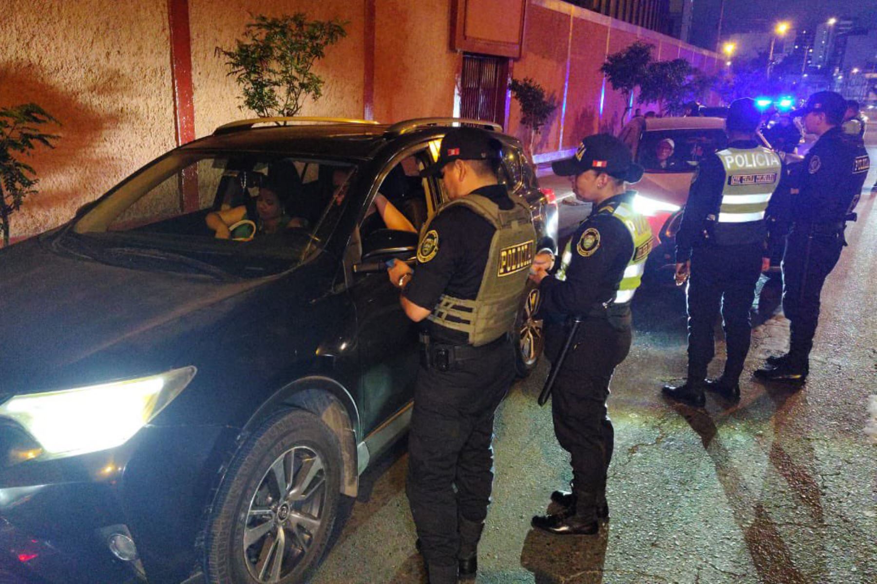 La Policía nacional despliega operativos simultáneos en tres puntos críticos de Breña, Pueblo Libre y San Miguel, con verificación de identidad a nacionales y extranjeros. Participan 258 efectivos policiales y 20 del ejército peruano 
. Foto: ANDINA/Difusión