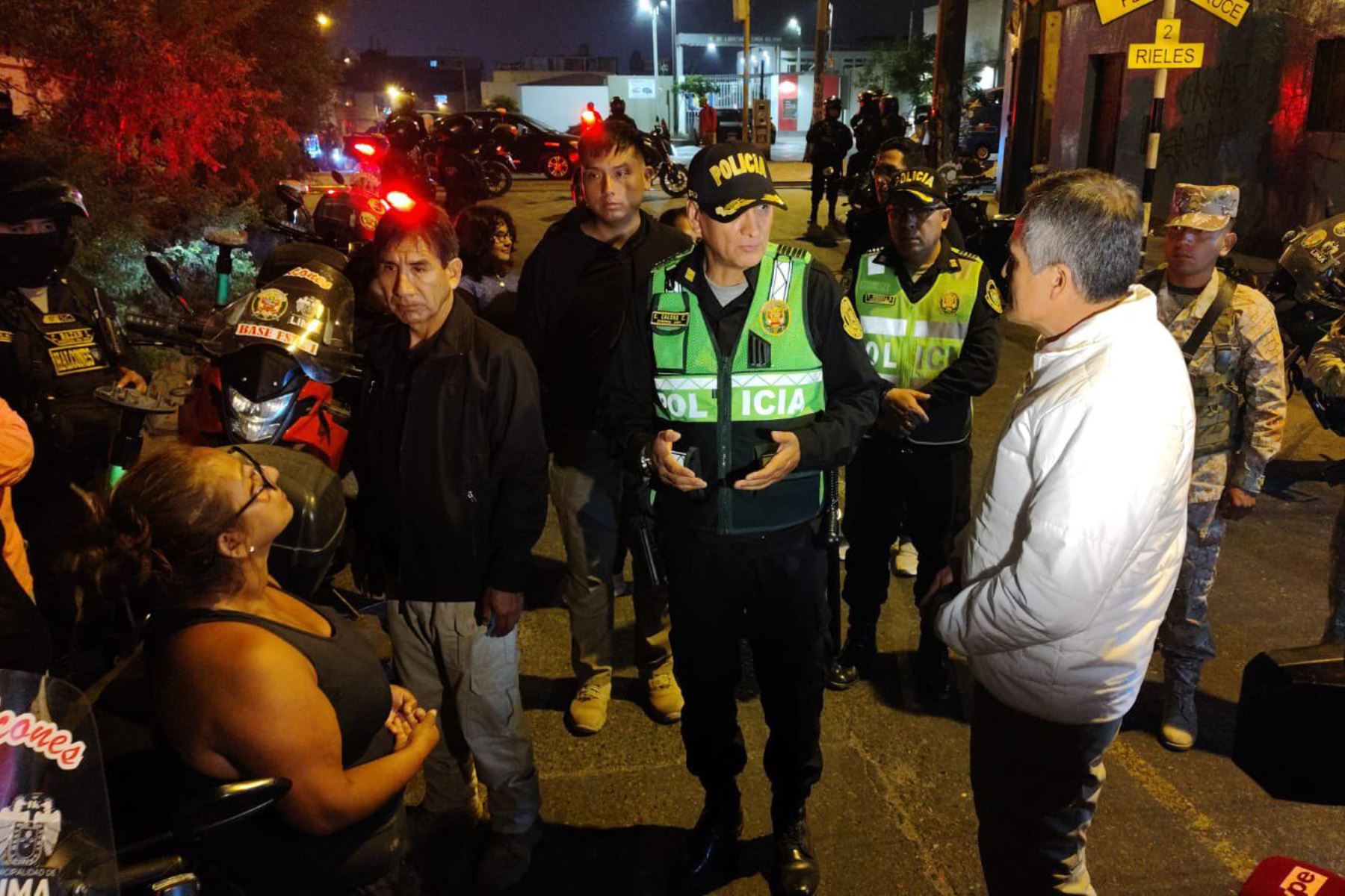 La Policía nacional despliega operativos simultáneos en tres puntos críticos de Breña, Pueblo Libre y San Miguel, con verificación de identidad a nacionales y extranjeros. Participan 258 efectivos policiales y 20 del ejército peruano 
. Foto: ANDINA/Difusión