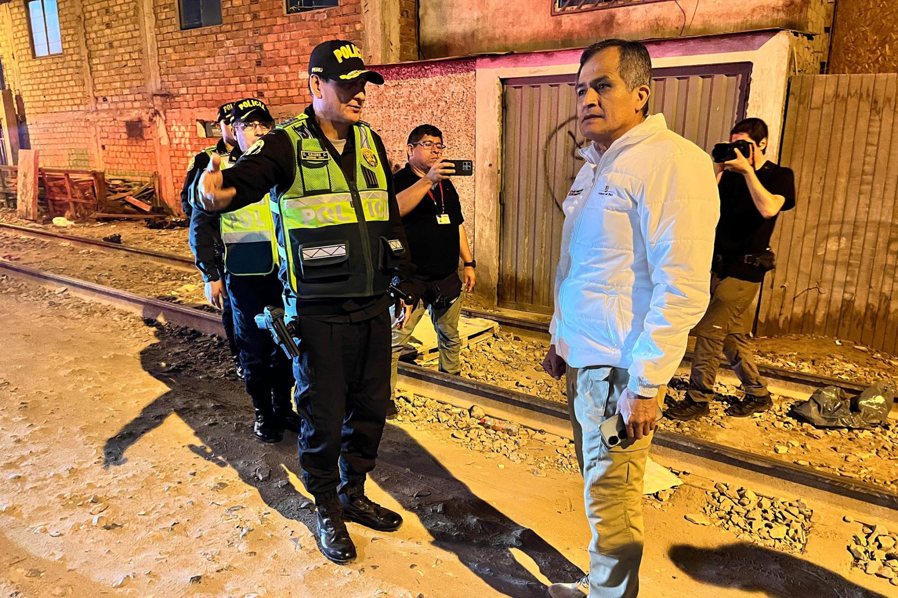 La Policía nacional despliega operativos simultáneos en tres puntos críticos de Breña, Pueblo Libre y San Miguel, con verificación de identidad a nacionales y extranjeros. Participan 258 efectivos policiales y 20 del ejército peruano 
. Foto: ANDINA/Difusión