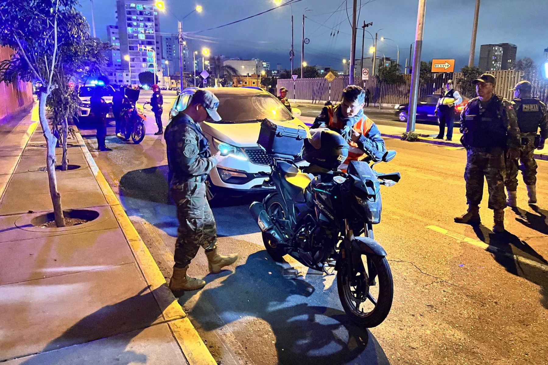 La Policía nacional despliega operativos simultáneos en tres puntos críticos de Breña, Pueblo Libre y San Miguel, con verificación de identidad a nacionales y extranjeros. Participan 258 efectivos policiales y 20 del ejército peruano 
. Foto: ANDINA/Difusión