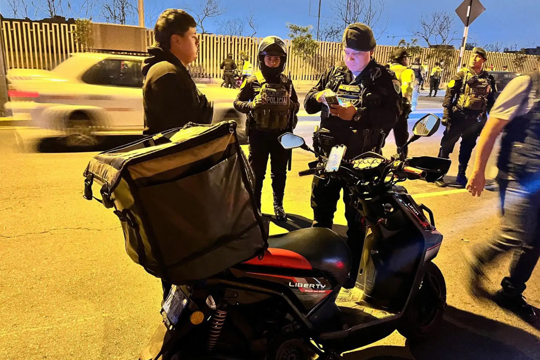 La Policía nacional despliega operativos simultáneos en tres puntos críticos de Breña, Pueblo Libre y San Miguel, con verificación de identidad a nacionales y extranjeros. Participan 258 efectivos policiales y 20 del ejército peruano 
. Foto: ANDINA/Difusión