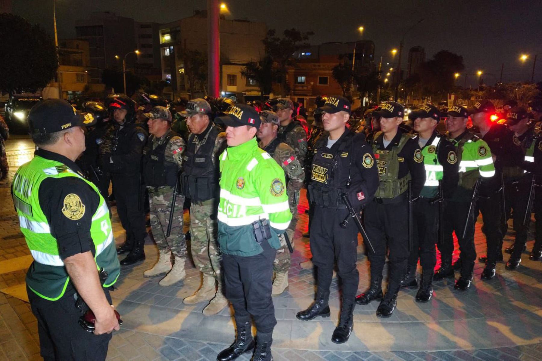 La Policía nacional despliega operativos simultáneos en tres puntos críticos de Breña, Pueblo Libre y San Miguel, con verificación de identidad a nacionales y extranjeros. Participan 258 efectivos policiales y 20 del ejército peruano 
. Foto: ANDINA/Difusión