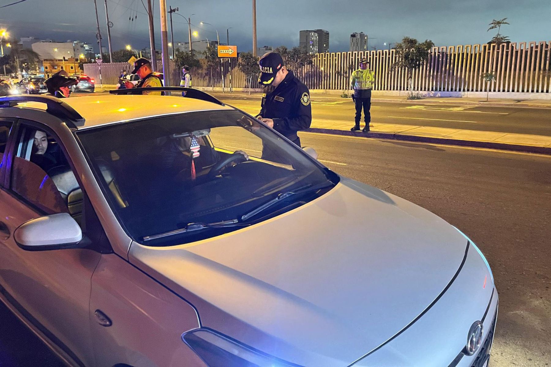 La Policía nacional despliega operativos simultáneos en tres puntos críticos de Breña, Pueblo Libre y San Miguel, con verificación de identidad a nacionales y extranjeros. Participan 258 efectivos policiales y 20 del ejército peruano 
. Foto: ANDINA/Difusión