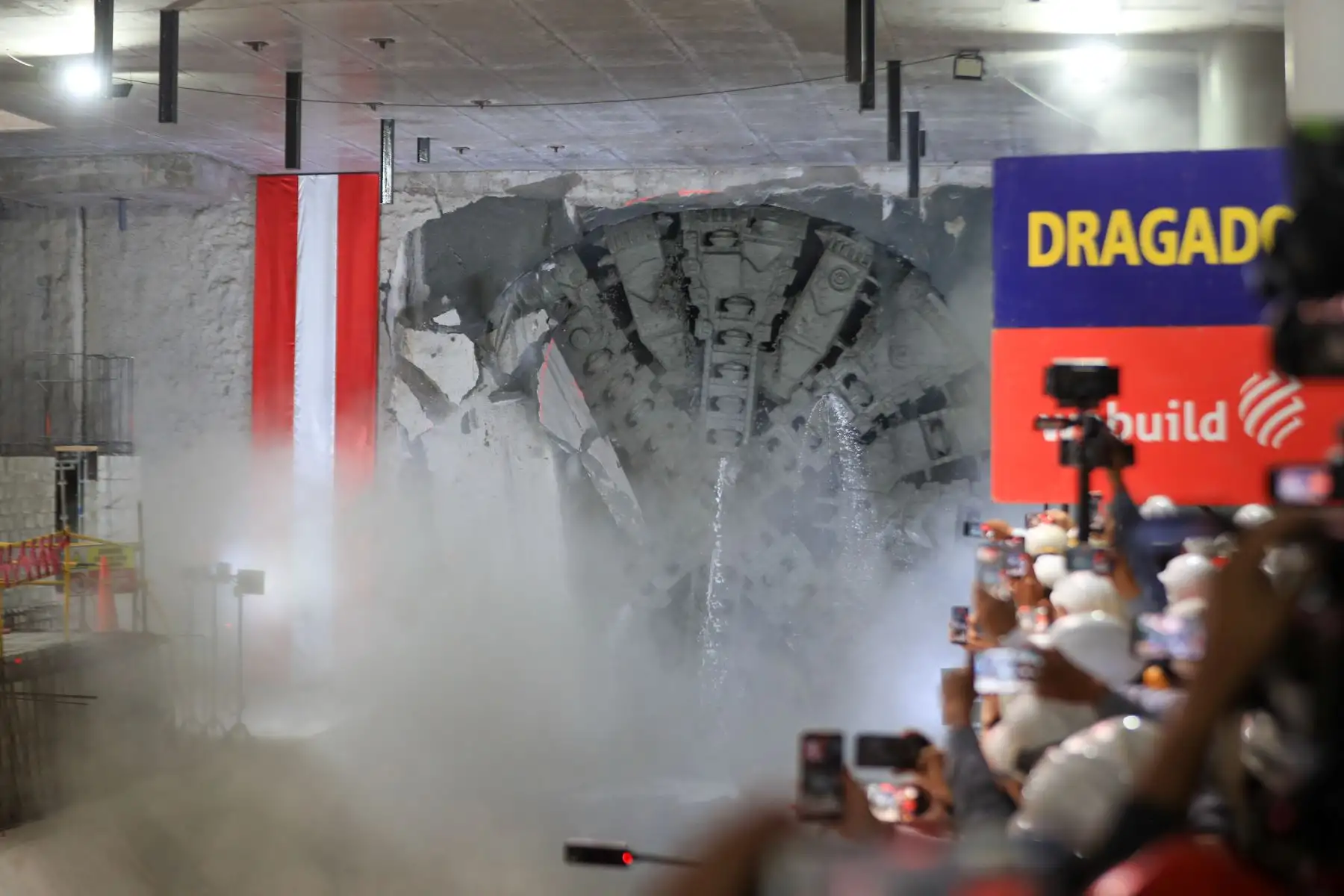 La tuneladora Delia, una gigantesca máquina encargada de excavar el túnel para la Línea 2 del Metro de Lima y Callao, llegó este lunes 22 a la estación San Marcos, lo que convierte a esta universidad pública en la primera en contar con una estación de línea de metro en el Perú. Foto: ANDINA/Ricardo Cuba