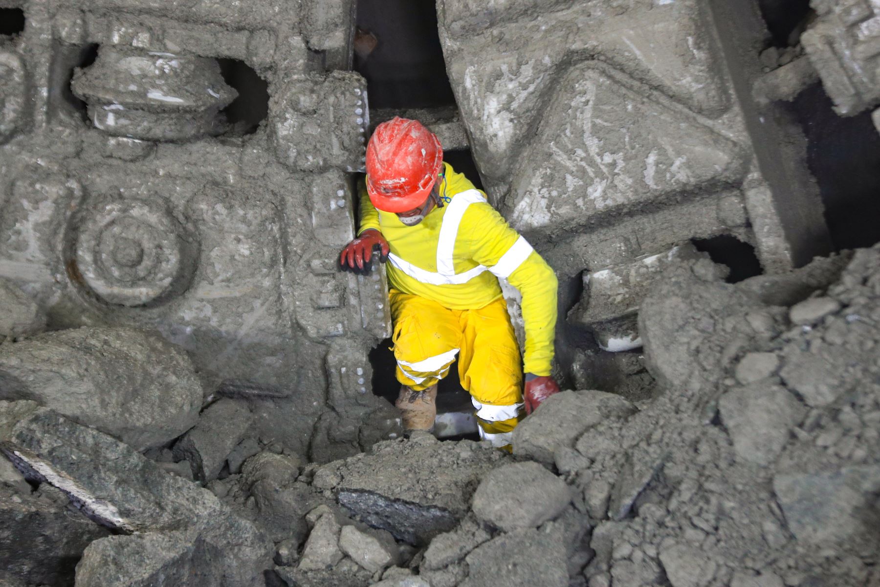 El ingreso de la tuneladora Delia a la estación San Marcos se realizó en el marco de una ceremonia simbólica, durante la cual la pesada máquina derribó el muro de concreto que marcaba el límite del túnel. Foto: ANDINA/Ricardo Cuba