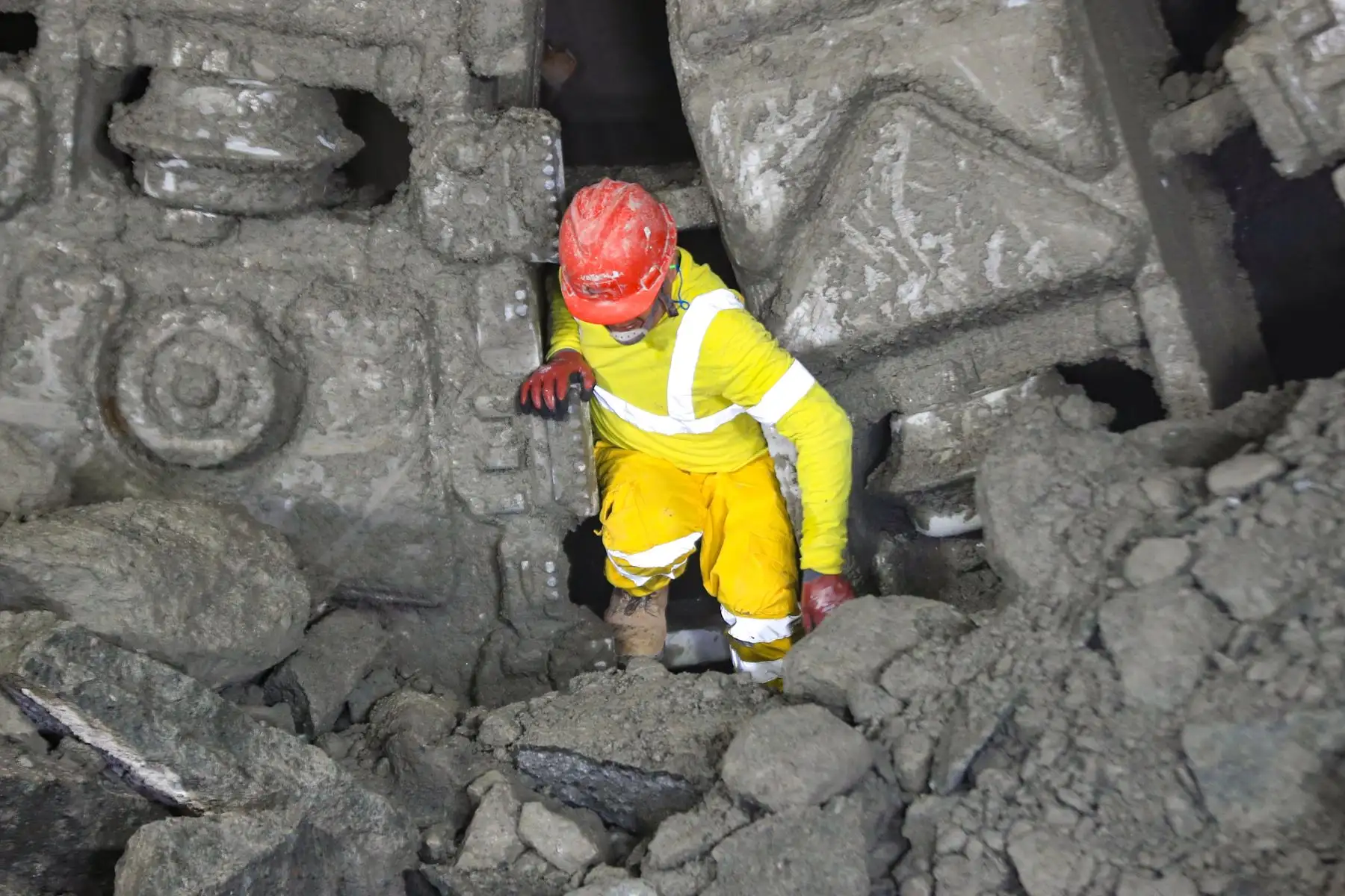 El ingreso de la tuneladora Delia a la estación San Marcos se realizó en el marco de una ceremonia simbólica, durante la cual la pesada máquina derribó el muro de concreto que marcaba el límite del túnel. Foto: ANDINA/Ricardo Cuba
