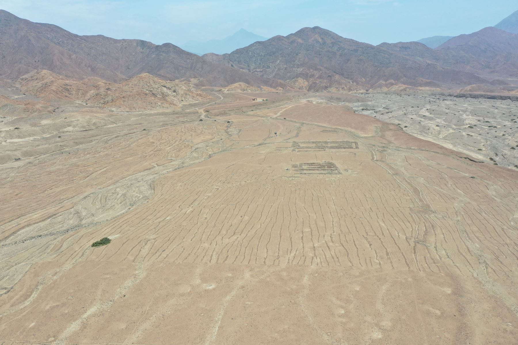 La investigación reanaliza la historia de ocupación y uso del sitio Quebrada del Oso, un asentamiento agrario que inició su construcción en tiempos del imperio Chimú (900 a 1470 d.C.) y que ahora sabemos que continuó en uso hasta tiempo tempranos de la colonia. Foto: ANDINA/Difusión