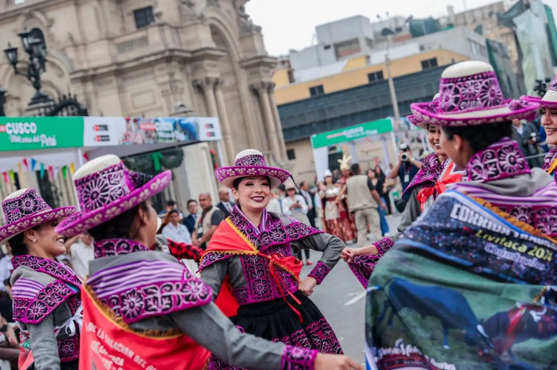 Con la presencia del presidente José Jerí, los ministros de Cultura y del Ambiente, así como autoridades del Gobierno Regional y el alcalde del Cusco, hoy se desarrolla la feria #MásCercaDelPerú, donde la región #Cusco es la invitada de honor en la Plaza de Armas de Lima para compartir lo mejor de sus tradiciones. Foto: ANDINA/Prensa Presidencia