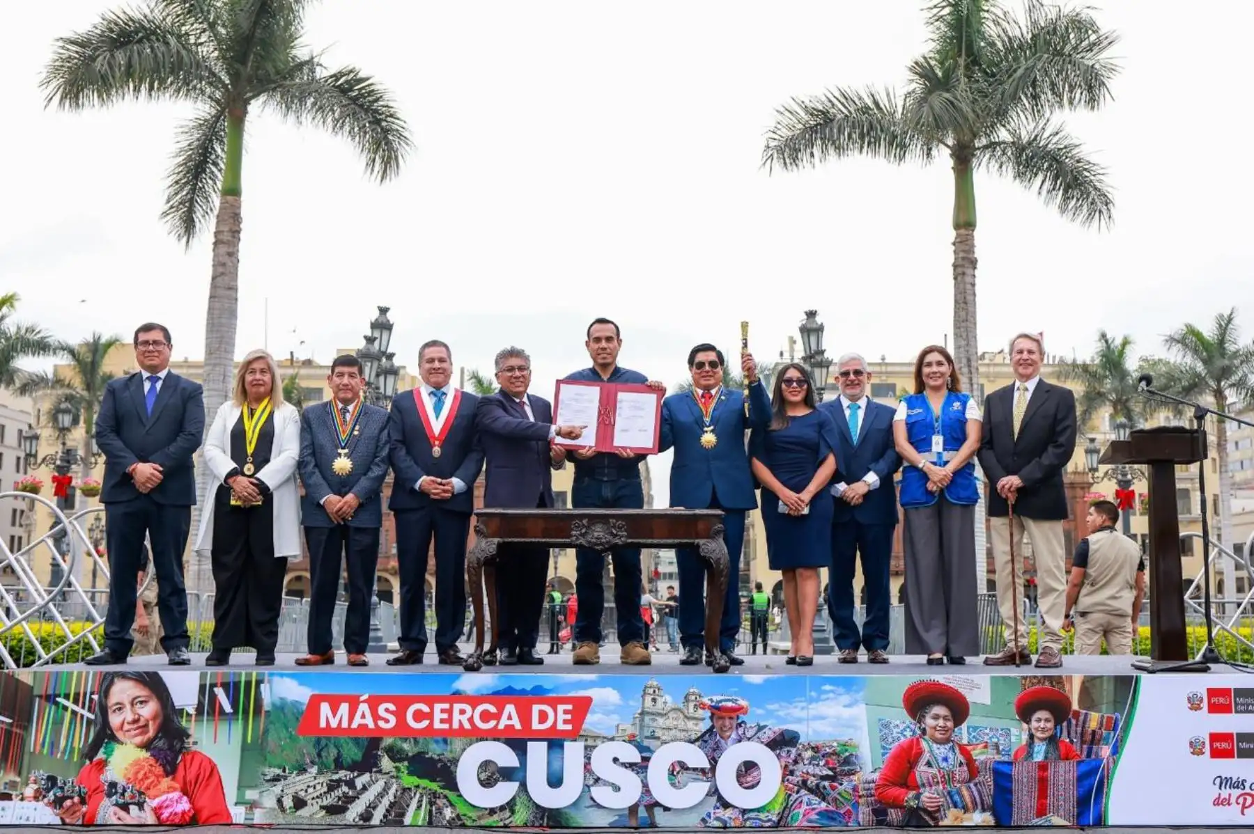 Con la presencia del presidente José Jerí, los ministros de Cultura y del Ambiente, así como autoridades del Gobierno Regional y el alcalde del Cusco, hoy se desarrolla la feria #MásCercaDelPerú, donde la región #Cusco es la invitada de honor en la Plaza de Armas de Lima para compartir lo mejor de sus tradiciones. Foto: ANDINA/Prensa Presidencia