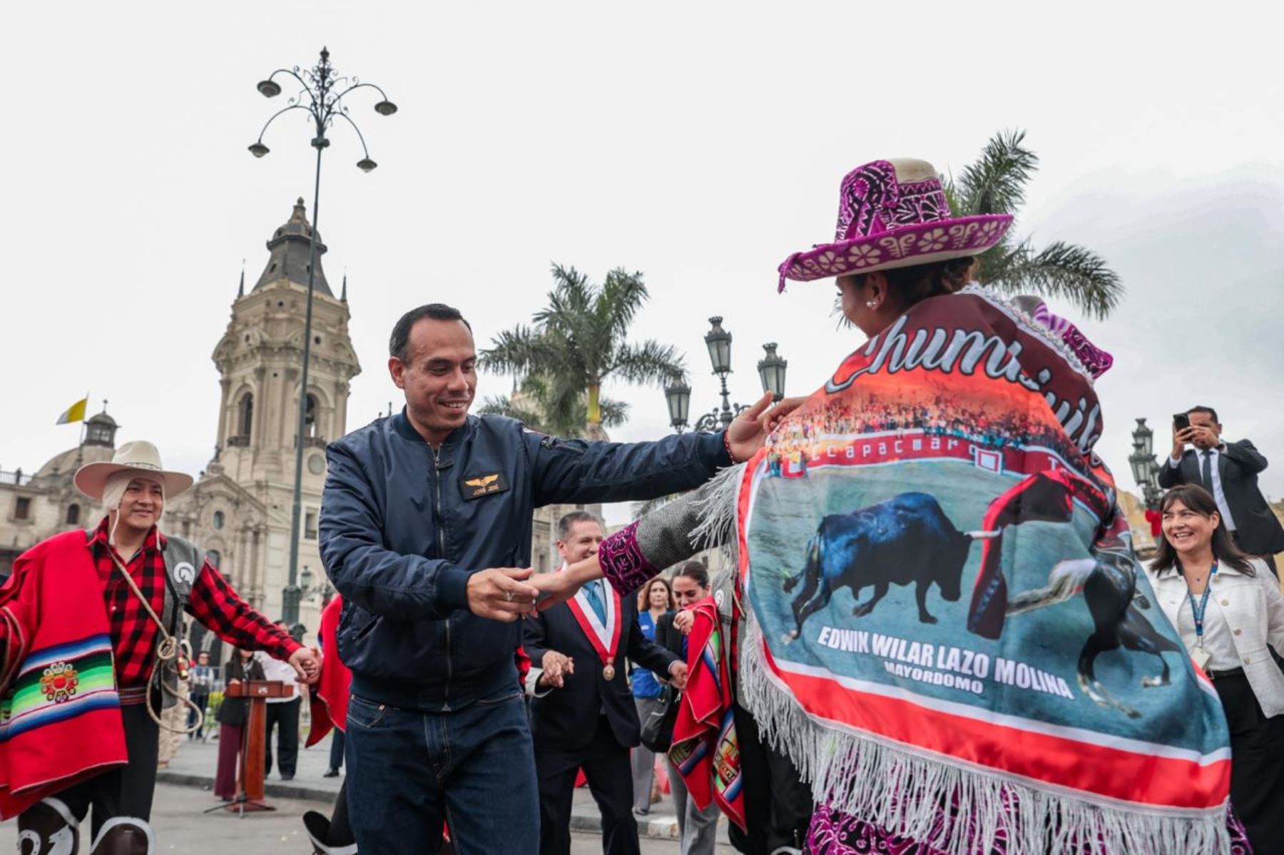 El presidente José Jerí, los ministros de Cultura y del Ambiente, así como autoridades del Gobierno regional y alcalde del Cusco, recorren la feria #MásCercaDelPerú. El evento se desarrolla en la Plaza de armas de Lima. La región #Cusco es invitada de honor para compartir atractivos de su cultura. Foto: ANDINA/Prensa Presidencia