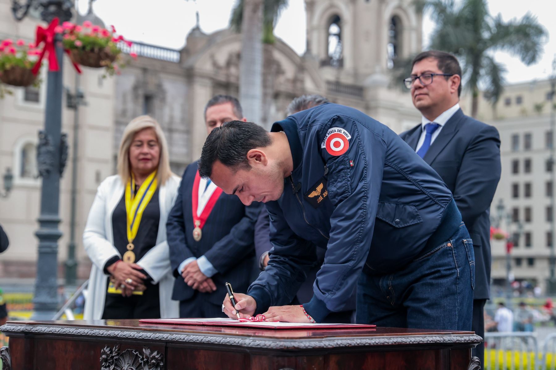 En el marco de una ceremonia ancestral,
el presidente, José Jerí, firma
la promulgación de la ley que crea el Parque Metropolitano del Cusco, el pulmón ecológico más grande que existe dentro de una ciudad y que permitirá planificar su desarrollo urbano. Foto: ANDINA/Prensa Presidencia