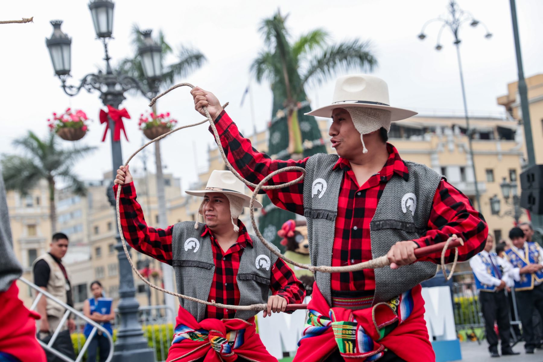 Con la presencia del presidente José Jerí, los ministros de Cultura y del Ambiente, así como autoridades del Gobierno Regional y el alcalde del Cusco, hoy se desarrolla la feria Más Cerca Del Perú, donde la región Cusco es la invitada de honor en la Plaza de Armas de Lima para compartir lo mejor de sus tradiciones. Foto: ANDINA/Prensa Presidencia