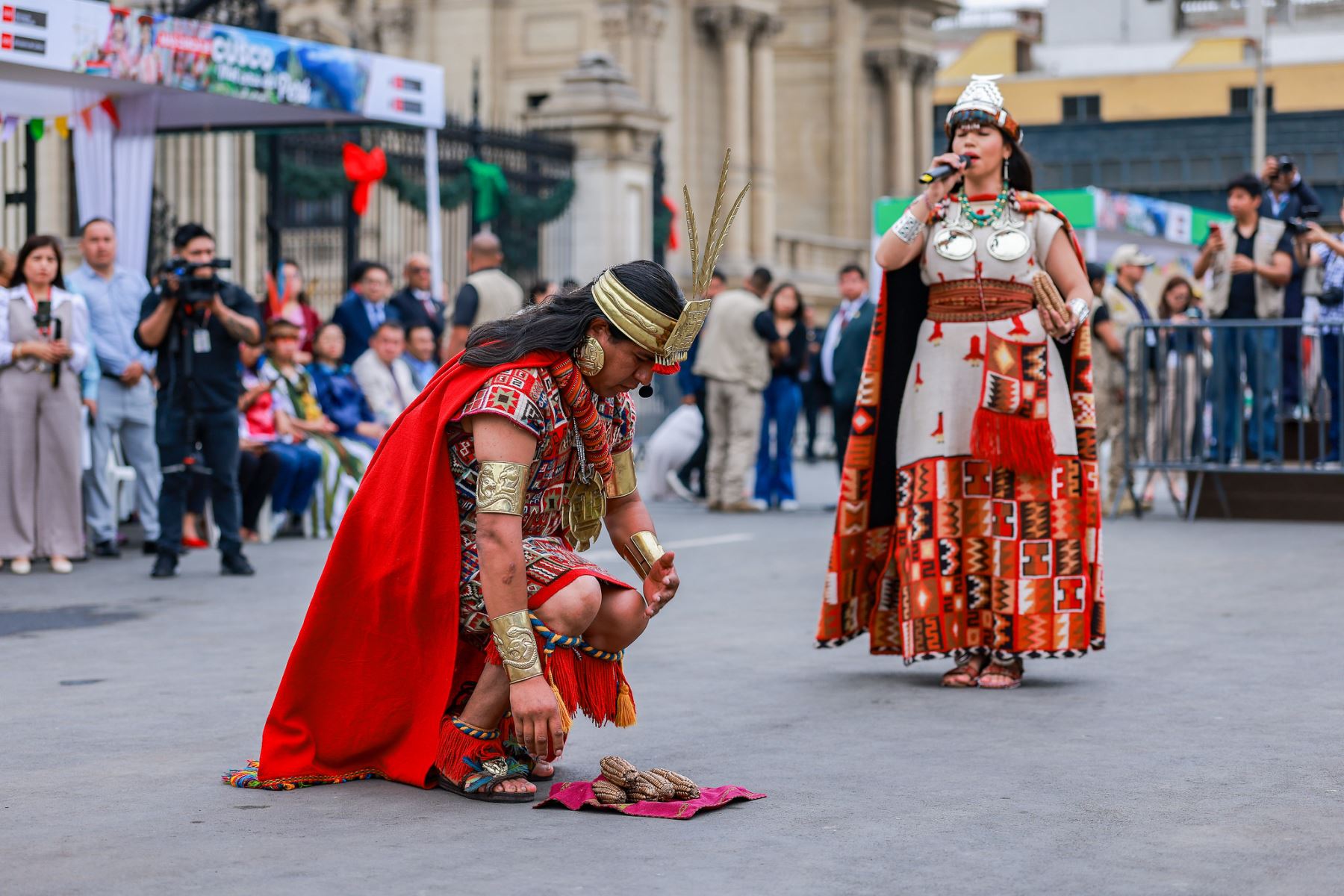 En la Plaza de Armas, de Lima, el inca y la colla realizan ceremonia ancestral para celebrar la riqueza histórica y espiritual del Cusco, cuna del Tawantinsuyo, centro vivo de una tradición milenaria. Foto: ANDINA/Prensa Presidencia