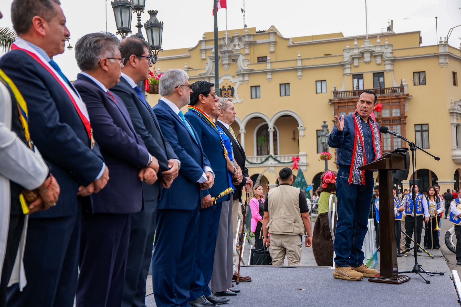 Con la presencia del presidente José Jerí, los ministros de Cultura y del Ambiente, así como autoridades del Gobierno Regional y el alcalde del Cusco, hoy se desarrolla la feria Más Cerca Del Perú, donde la región Cusco es la invitada de honor en la Plaza de Armas de Lima para compartir lo mejor de sus tradiciones. Foto: ANDINA/Prensa Presidencia