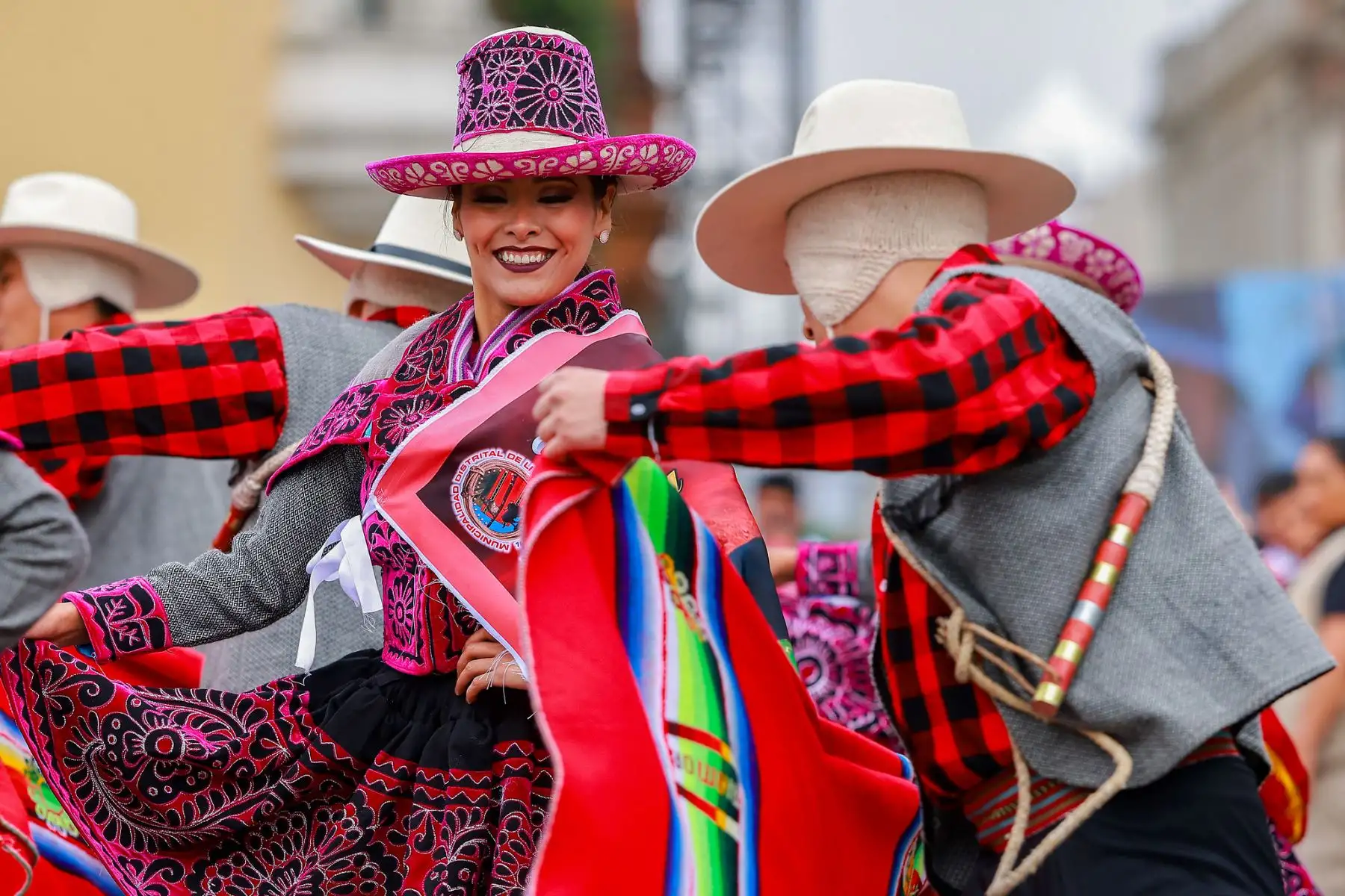 Con la presencia del presidente José Jerí, los ministros de Cultura y del Ambiente, así como autoridades del Gobierno Regional y el alcalde del Cusco, hoy se desarrolla la feria Más Cerca Del Perú, donde la región Cusco es la invitada de honor en la Plaza de Armas de Lima para compartir lo mejor de sus tradiciones. Foto: ANDINA/Prensa Presidencia
