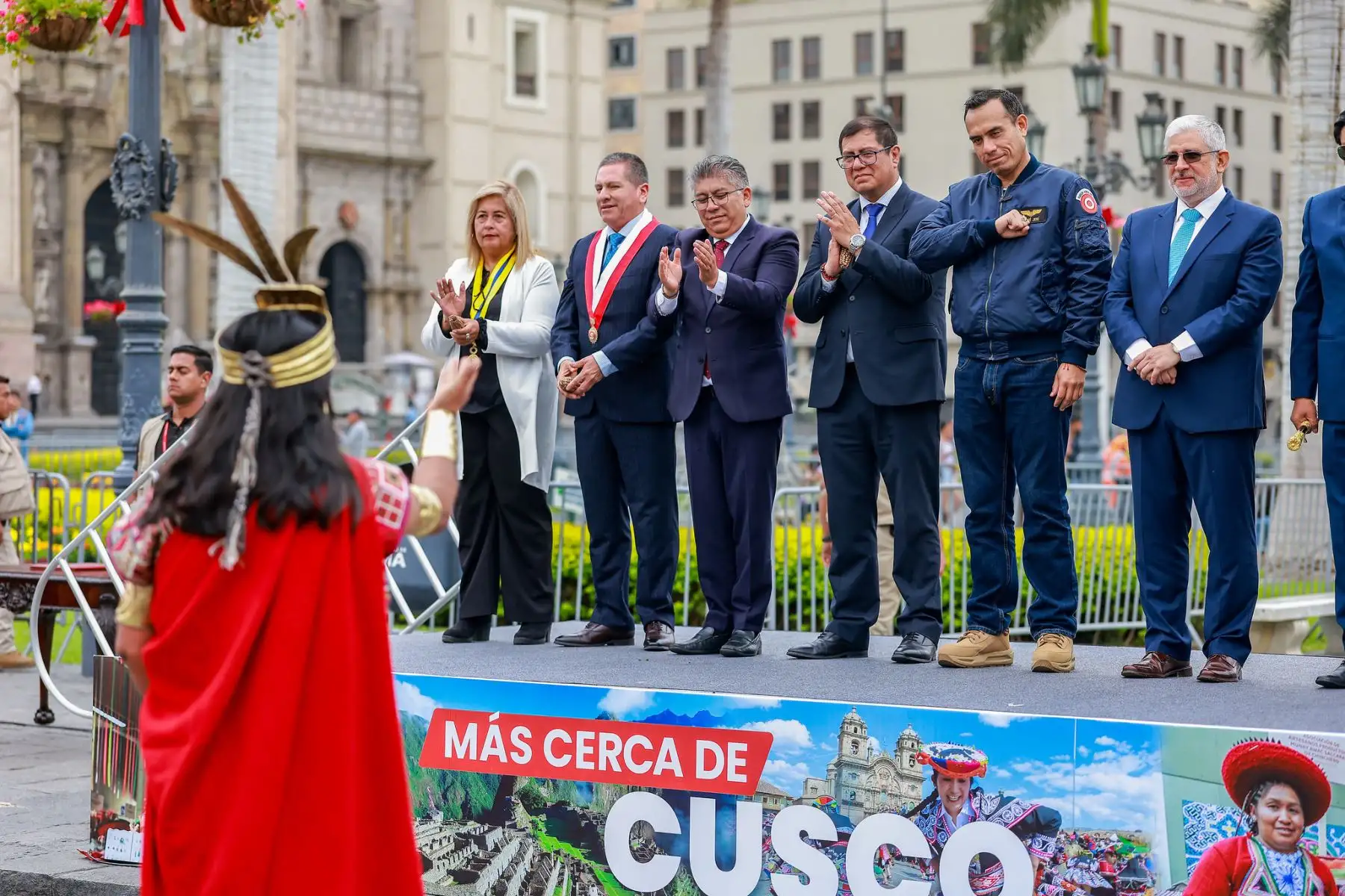 Con la presencia del presidente José Jerí, los ministros de Cultura y del Ambiente, alcalde y Gore de Cusco, el inca y la colla expresan en quechua los augurios para este ciclo entrante "son positivos, nuestra madre tierra florecerá nuevamente, nuestras aguas correrán limpias,
nuestros pueblos unidos sacarán siempre adelante a nuestro Cusco inmortal". Foto: ANDINA/Prensa Presidencia