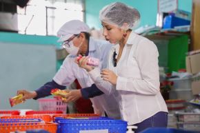 Operativos en Wasi Mikuna garantizan el cumplimiento de los estándares de calidad e inocuidad en la alimentación escolar. Foto: MIDIS/Difusión.