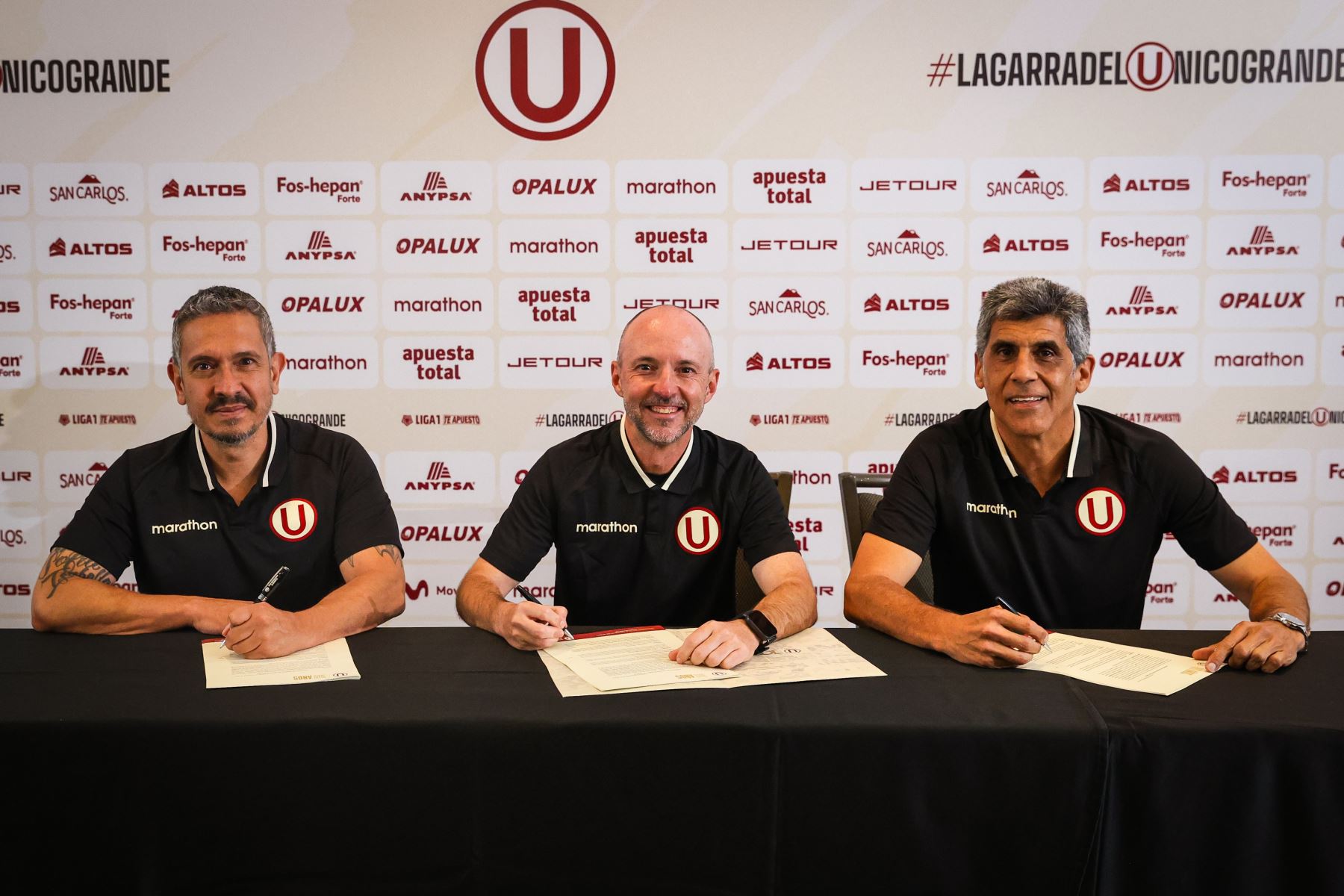 En conferencia de prensa, Universitario de Deportes presentó al nuevo director técnico de su primer equipo de fútbol para la temporada 2026, Javier Rabanal Hernández. Lo acompañan Franco Velazco, administrador del club, y Álvaro Barco, director deportivo. Foto: Universitario