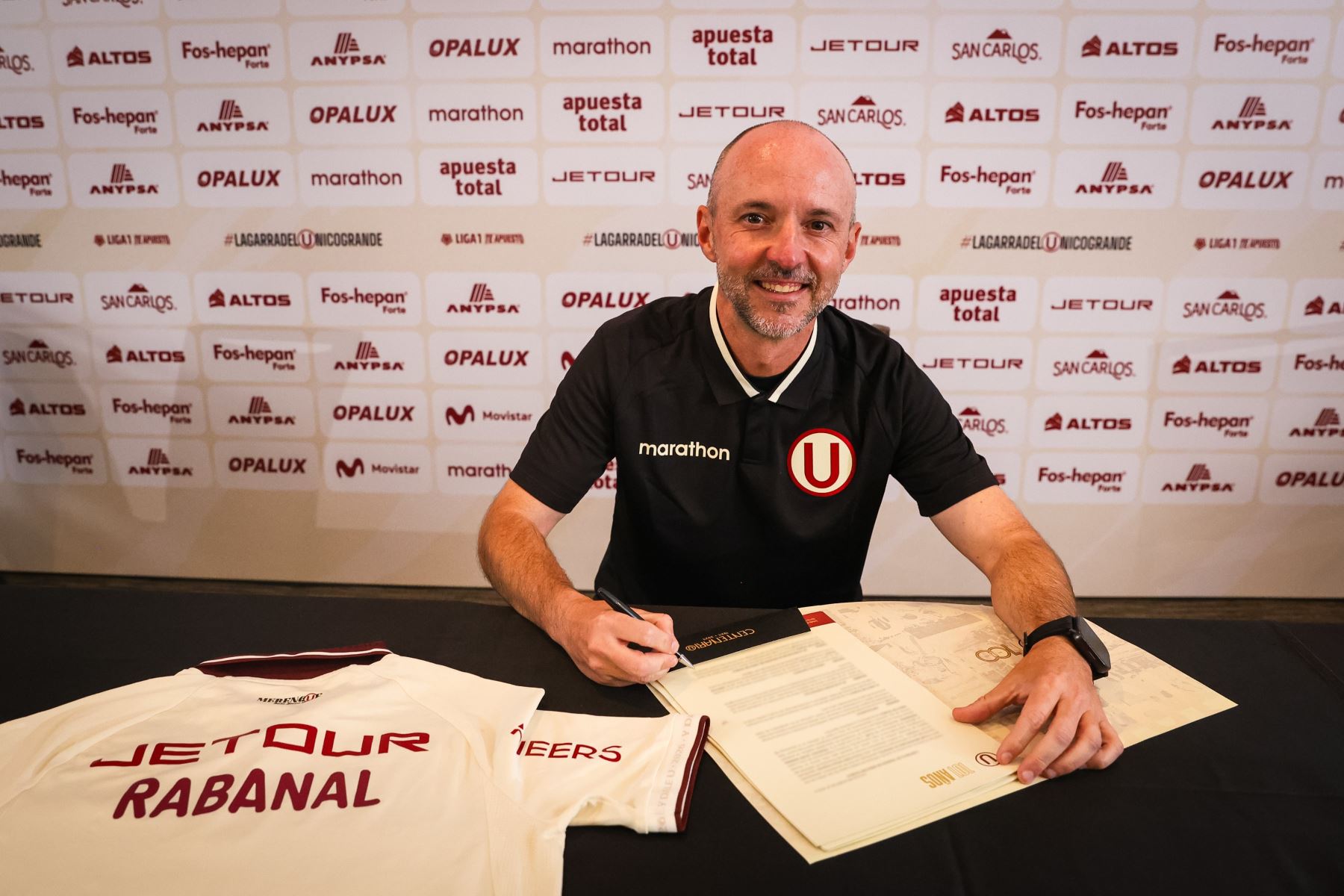 En conferencia de prensa, el Club Universitario de Deportes presentó en Lima al nuevo director técnico de su primer equipo de fútbol para la temporada 2026, el español Javier Rabanal Hernández, quien viene recientemente de dirigir al Independiente del Valle en Ecuador. Foto: Universitario