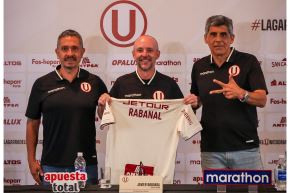 Javier Rabanal posa con la casaquilla de Universitario de Deportes, junto a Velasco y Barco. Foto: INTERNET/Medios