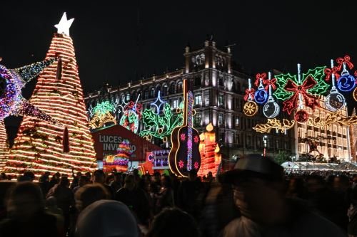 México celebra las vísperas de Navidad con festival de luces en su plaza del Zócalo