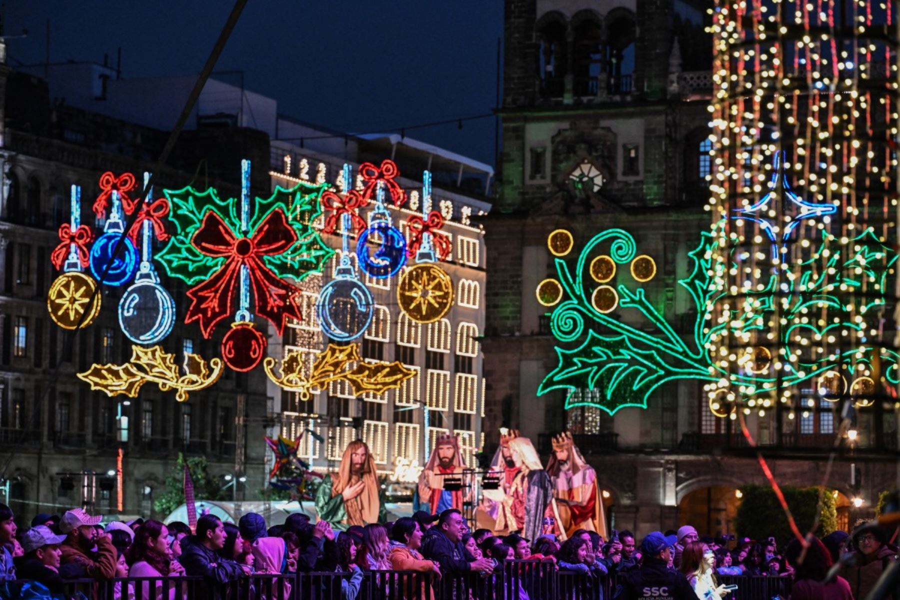 Decenas de mexicanos asisten a un festival de luces de Navidad en la plaza Zócalo de la Ciudad de México el 22 de diciembre de 2025. Foto: AFP