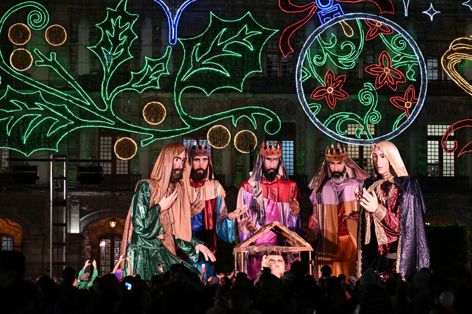 Decenas de mexicanos asisten a un festival de luces de Navidad con figuras gigantes que representan el pesebre del nacimiento de Jesucristo en la plaza del Zócalo en la Ciudad de México el 22 de diciembre de 2025. Foto: AFP