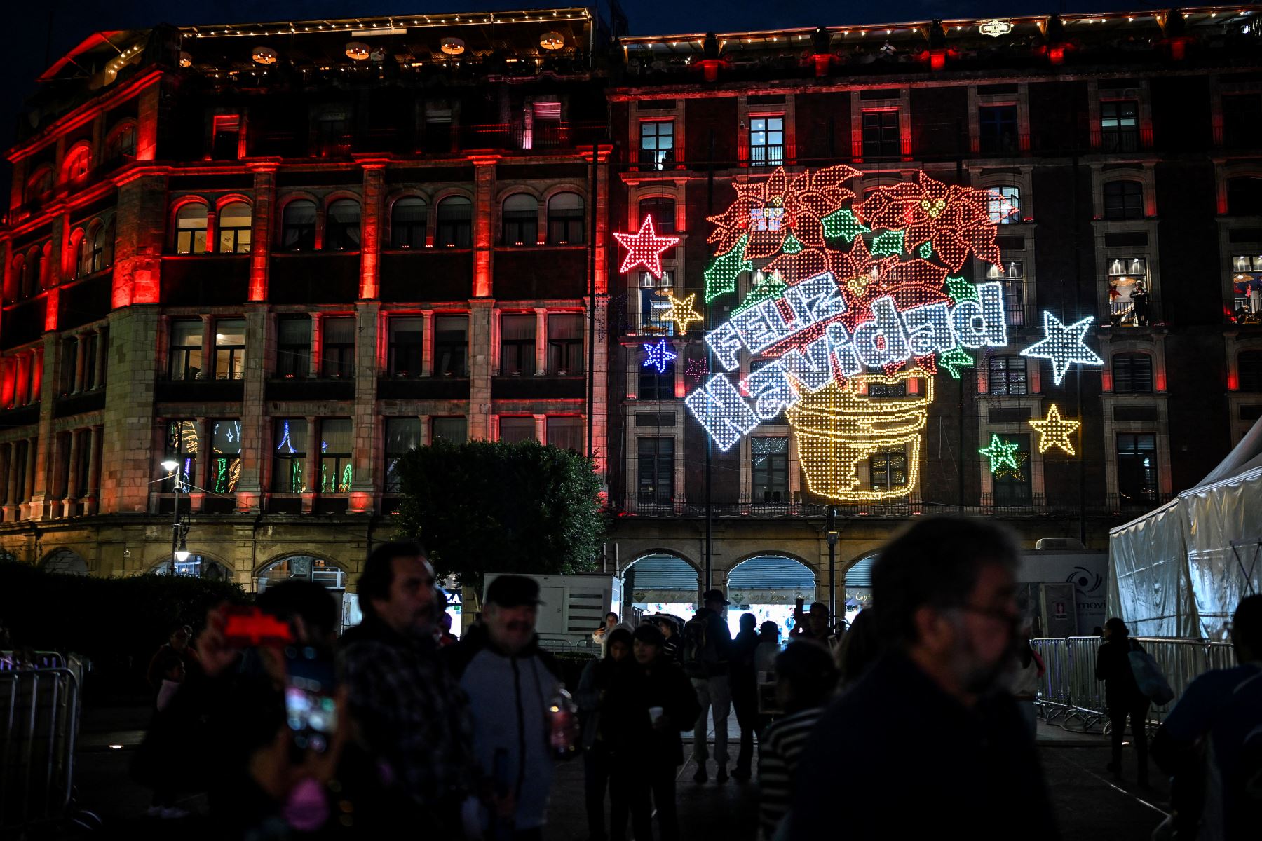 Decenas de mexicanos asisten a un festival de luces de Navidad en la plaza Zócalo de la Ciudad de México el 22 de diciembre de 2025. Foto: AFP