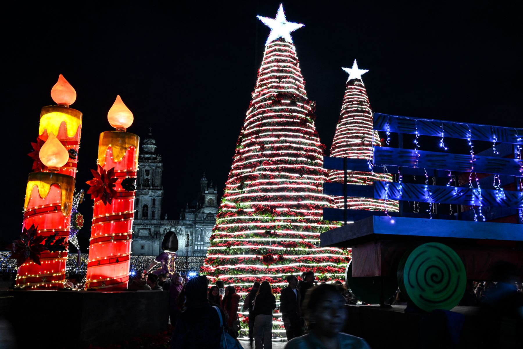Decenas de mexicanos asisten a un festival de luces de Navidad en la plaza Zócalo de la Ciudad de México el 22 de diciembre de 2025. Foto: AFP