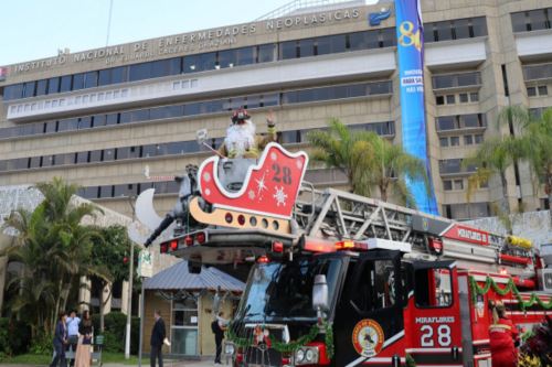 Papá Noel lleva alegría a niños pacientes del INEN. Foto: ANDINA/Difusión