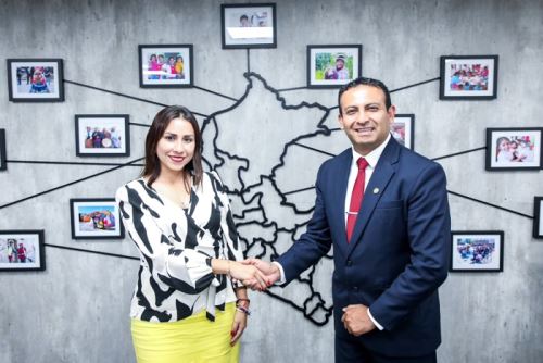 La titular del Midis se reunió con el superintendente nacional de Aduanas y de Administración Tributaria, Javier Franco. Fotos: OGCE - MIDIS