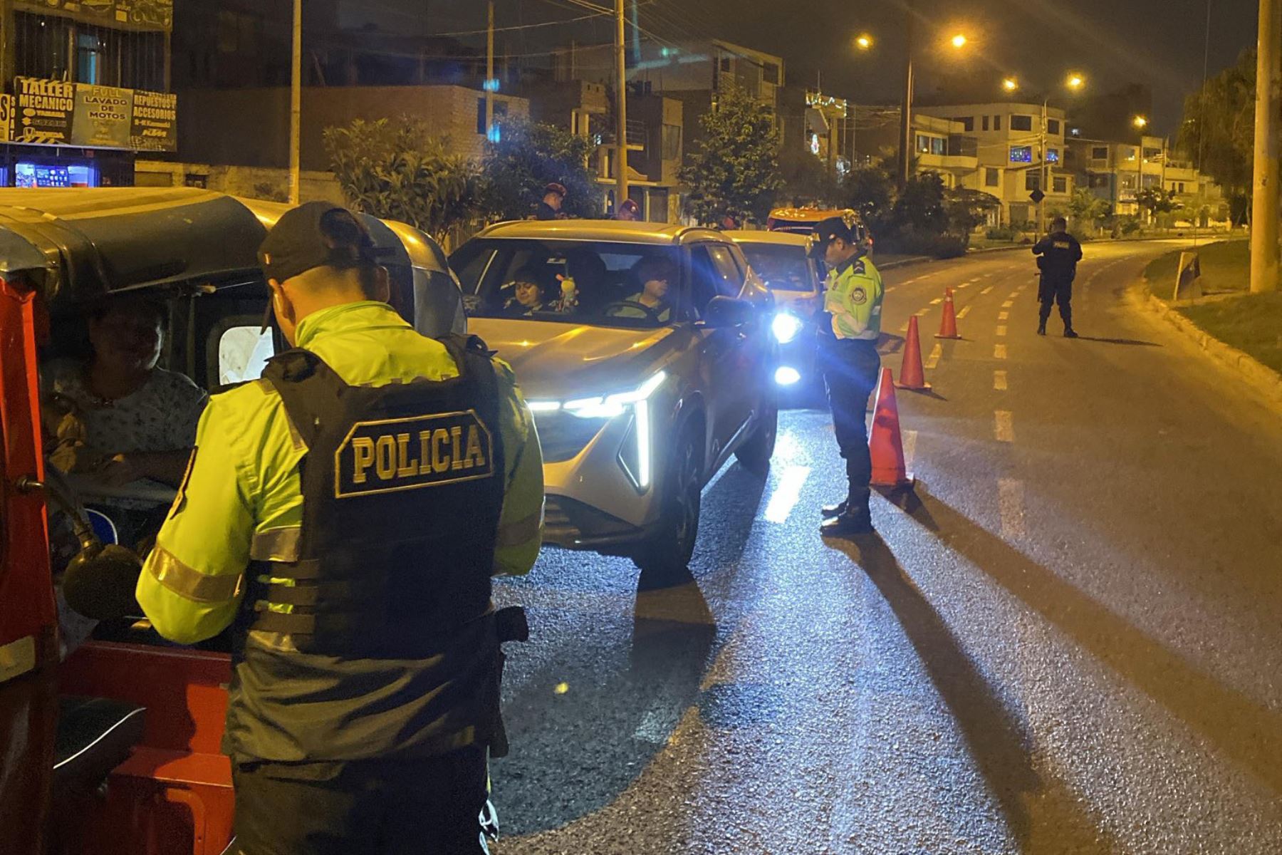 Las fuerzas del orden realizan control de identidad en el cruce de la Av. Izaguirre con la Panamericana Norte, y en la intersección de Túpac Amaru y Tomás Valle.  Foto: ANDINA/Difusión