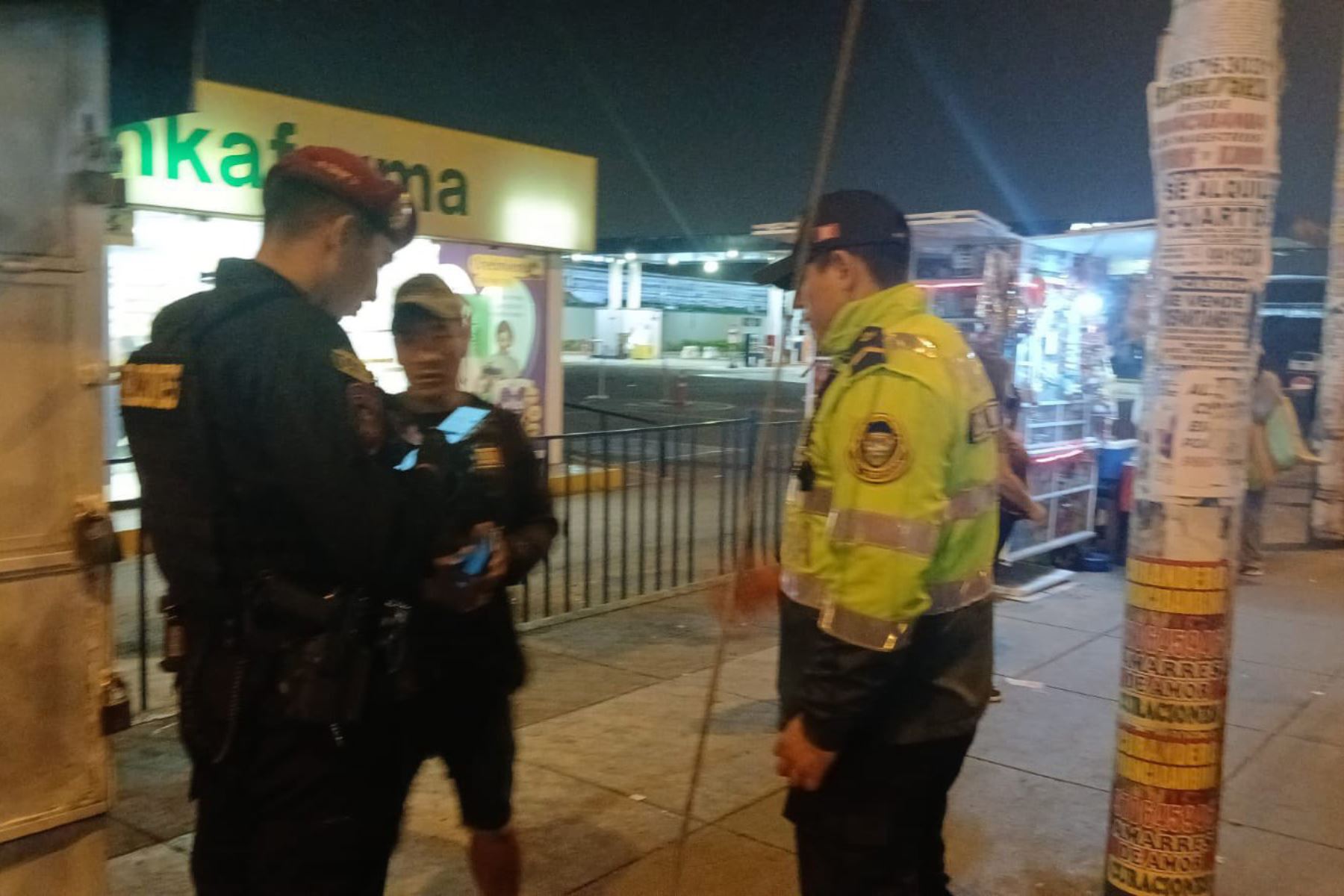 Las acciones prosiguen, en simultáneo, en #Comas, en la Urb. Santa Luzmila y la intersección de las avenidas Universitaria y Guillermo La Fuente, interviniéndose hasta el momento a cuatro personas con requisitoria vigente. Foto: ANDINA/Difusión