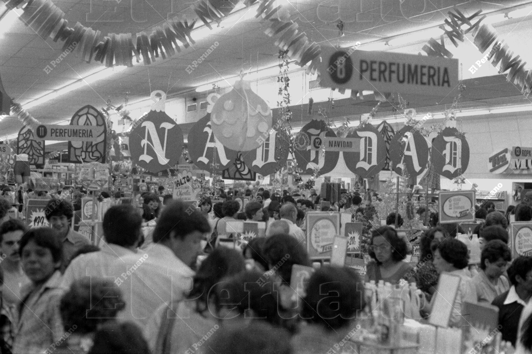 Lima – 24 diciembre 1979 / Numerosos limeños realizan sus compras de último momento en las tiendas Tía, aprovechando las ofertas de Navidad. Foto: Archivo Histórico de El Peruano / Oswaldo Sánchez