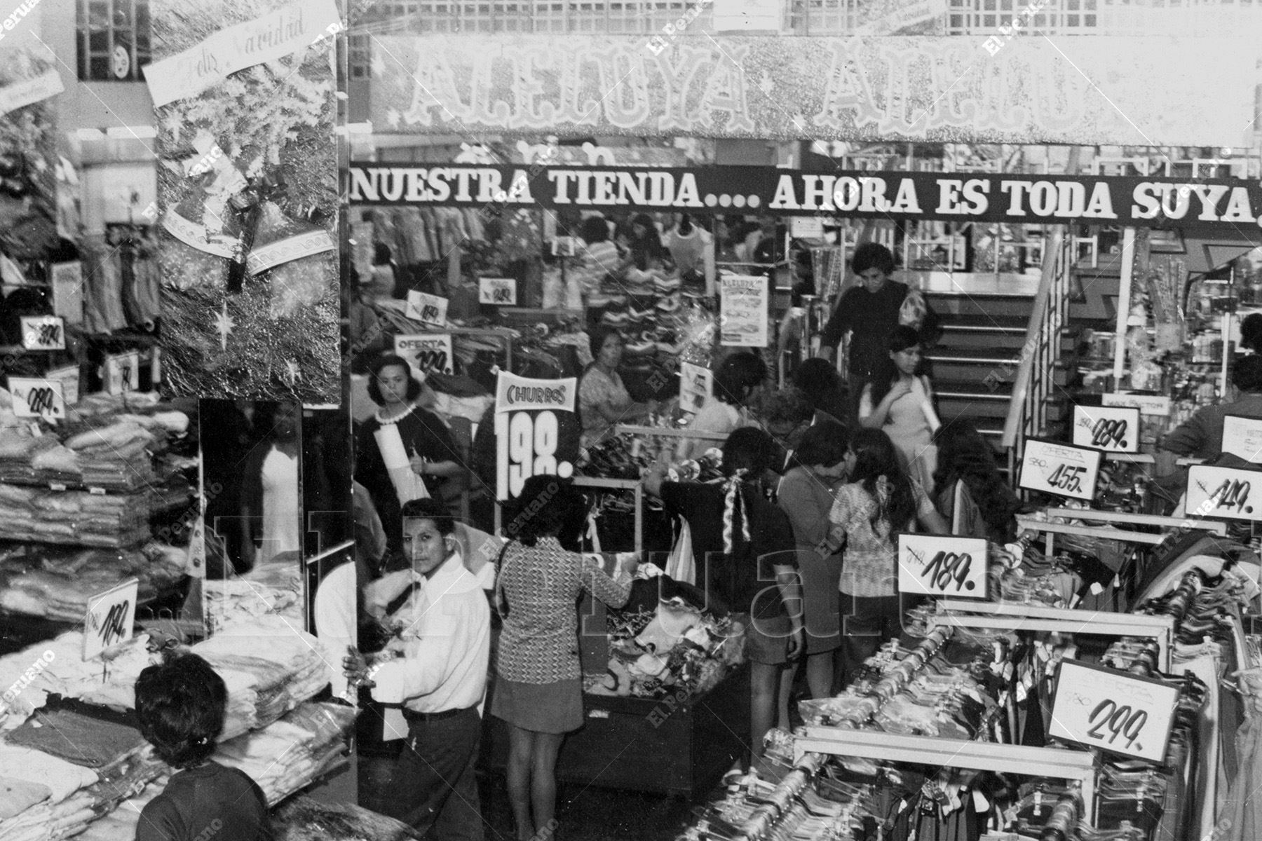 Lima – 20 diciembre 1972 / A pocos días de la Navidad, clientes recorren la tienda Kelinda y aprovechan los precios de oferta en plena jornada de compras, reflejo del movimiento comercial  que marcan las celebraciones de fin de año  Foto: Archivo Histórico de El Peruano.