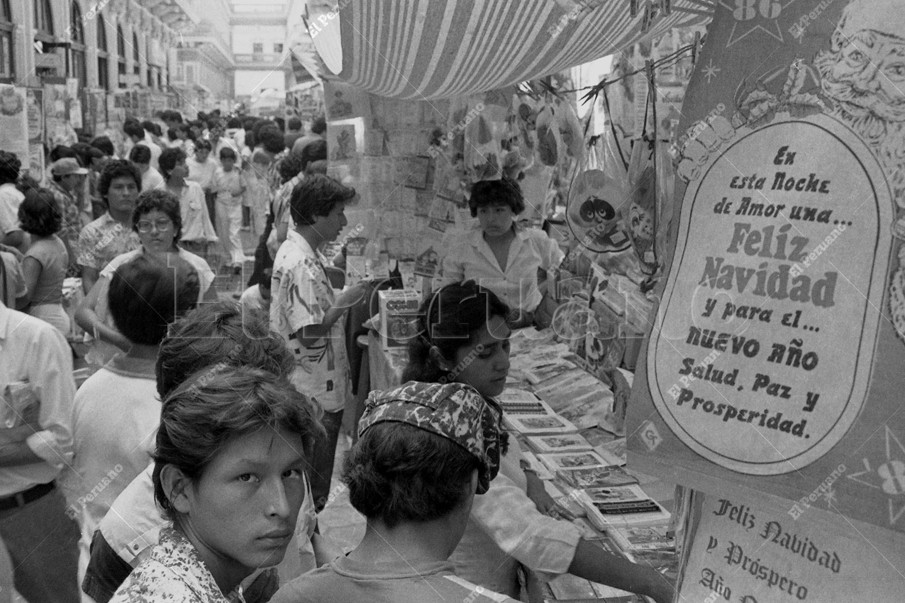 Lima - 24 de diciembre 1987 / En la víspera de Navidad, el pasaje del Correo Central de Lima congrega al público en torno a la venta de tarjetas navideñas, una tradición  para compartir saludos y buenos deseos por estas fiestas. Foto: Archivo Histórico de El Peruano / Rómulo Luján