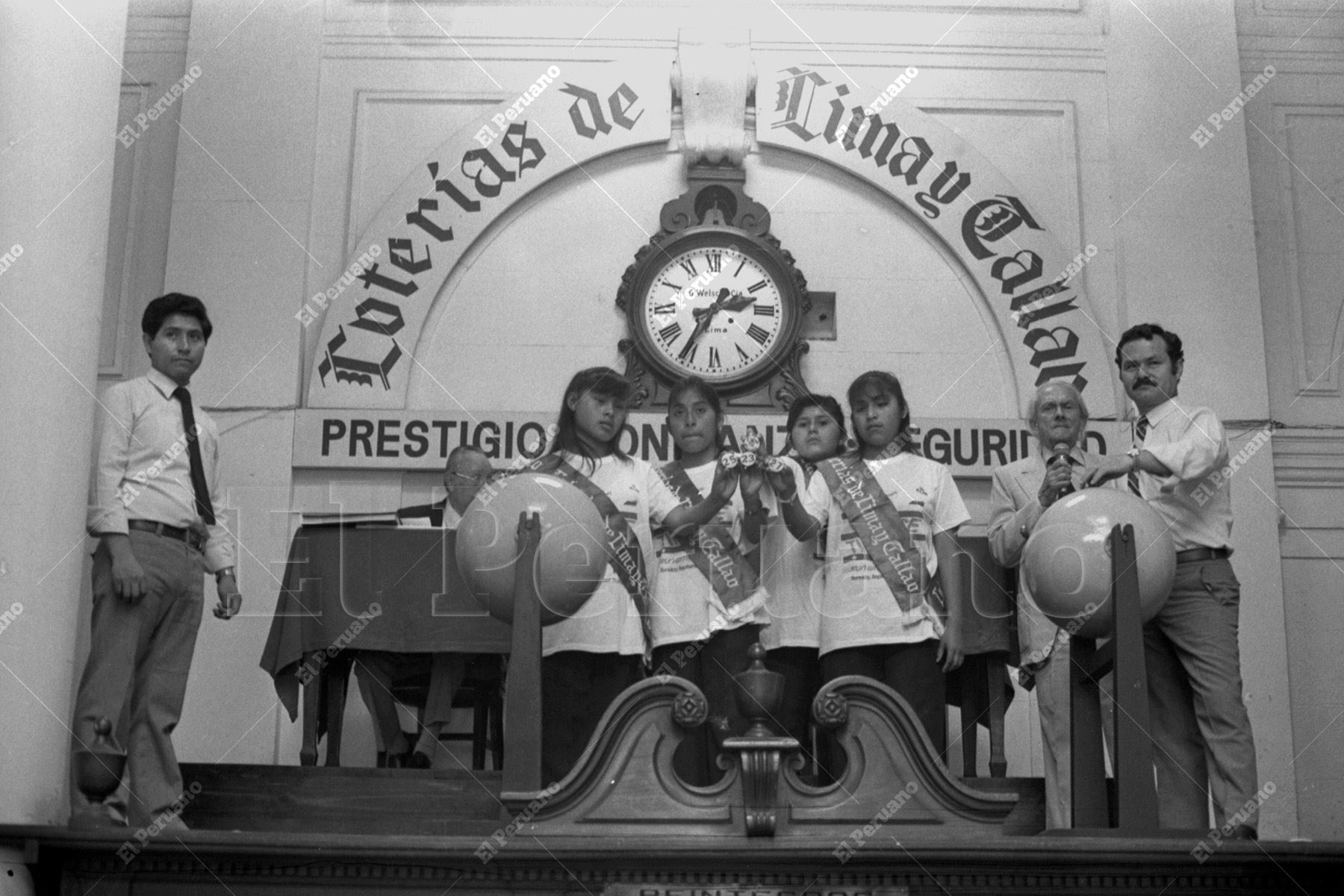 Lima - 24 diciembre 1990 / El tradicional sorteo de Navidad de las Loterías de Lima y Callao congrega expectativas y esperanzas en la víspera de la Nochebuena. Foto: Archivo Histórico de El Peruano / César Cox