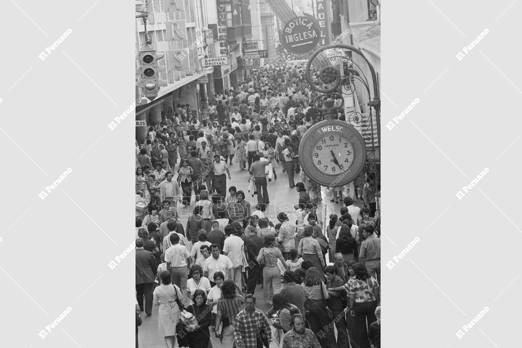 Lima – 15  diciembre 1976 / A pocos días de la Navidad, el céntrico y tradicional jirón de la Unión se ve colmado de compradores, en una escena que refleja el intenso movimiento comercial y el ambiente festivo que antecede a las celebraciones navideñas. Foto: Archivo Histórico de El Peruano.