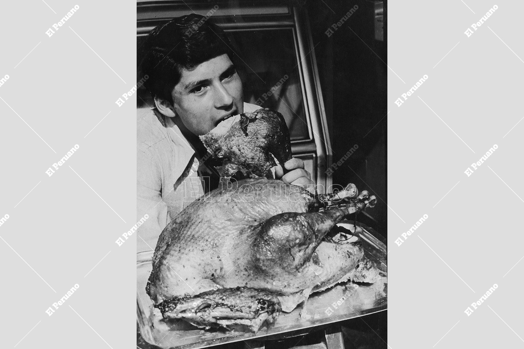 Lima - sin fecha / Un hombre degusta un pavo al horno, tradicional cena de Navidad.  Foto: Archivo Histórico de El Peruano
