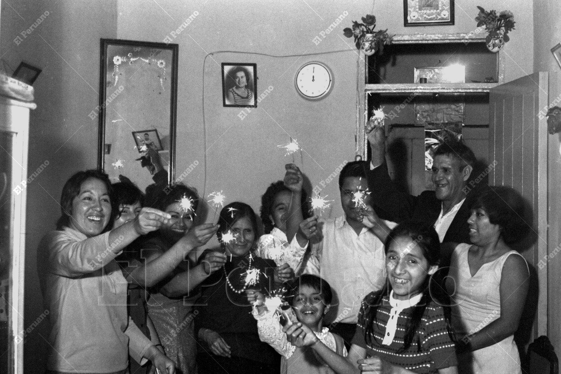 Lima – 24 de diciembre de 1972 / Una familia limeña recibe la Nochebuena en la intimidad del hogar, iluminada por las luces que anuncian la llegada de la Navidad. Foto: Archivo Histórico de El Peruano / Hugo Méndez