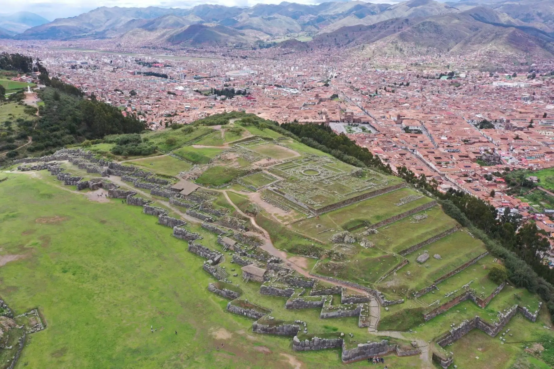 El parque arqueológico de Sacsayhuamán, ubicado en la parte superior de la ciudad del Cusco, recibió el reconocimiento de Jerarquía 4, máxima distinción como recurso turístico que otorga Mincetur, que lo destaca al igual que la ciudadela Inca de Machu Picchu que goza de la misma categoría. Foto: ANDINA/Difusión