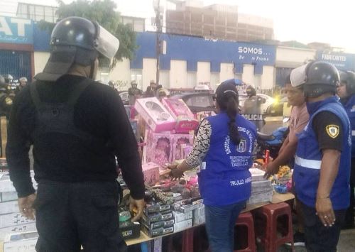 La Municipalidad Provincial de Trujillo ha intensificado las acciones de control para enfrentar la ocupación indebida de pistas y veredas por parte del comercio ambulatorio en el Centro Histórico de la ciudad.