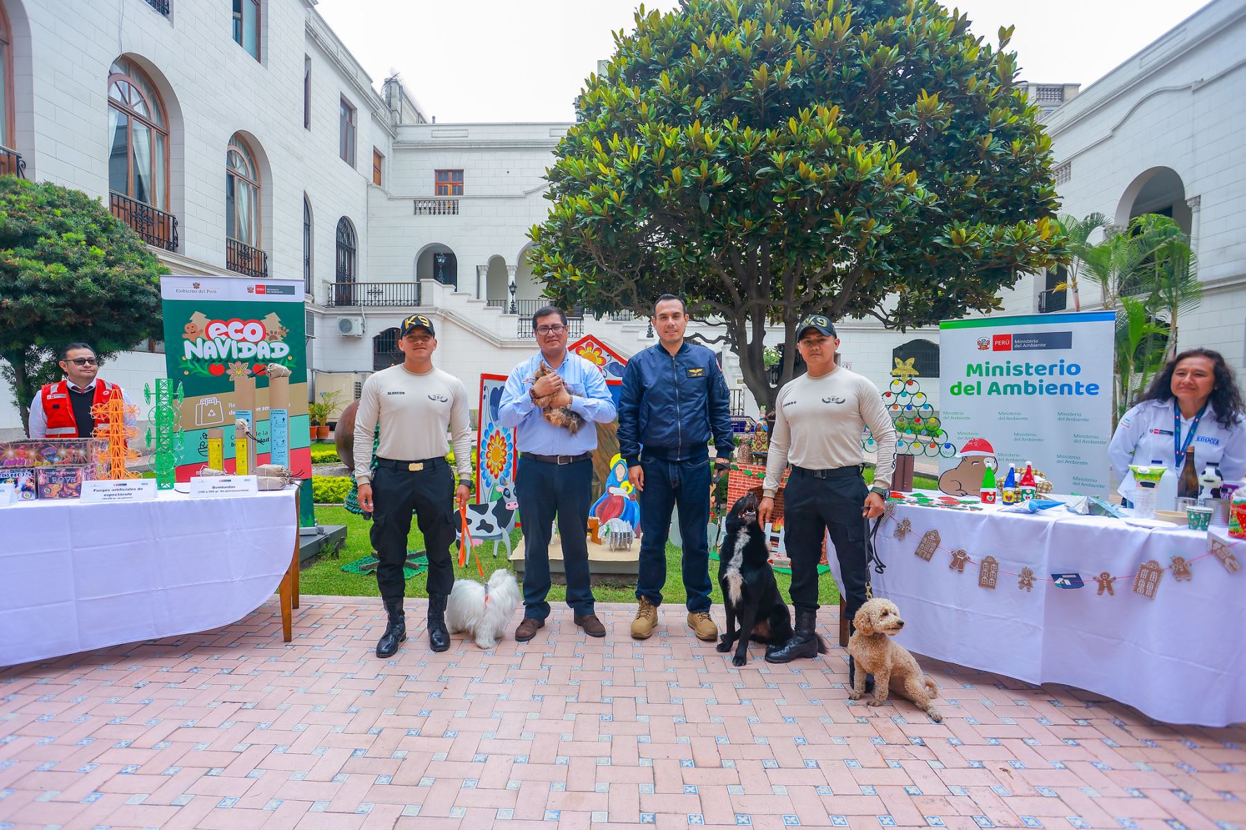 Por ello, la campaña Econavidad fomenta el consumo responsable a través de regalos sostenibles y ecoamigables, sin necesidad de utilizar empaques que generen residuos innecesarios que muchas veces terminan en espacios públicos, ríos o hasta mares.  Foto: ANDINA/Prensa Presidencia