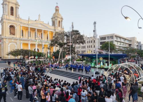 Con tradición, color y música se vive el ambiente navideño en la "Capital de la Amistad". Los chiclayanos disfrutan de los diversos espectáculos que se organizan. ANDINA/Difusión