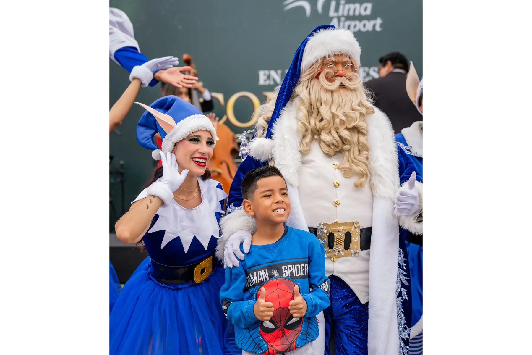 Desde la zona boulevard del Nuevo Aeropuerto Internacional Jorge Chávez en el Callao, se realizó una activación con personajes navideños para recibir a los viajeros que volvían al Perú para pasar las fiestas de Navidad y Año Nuevo juntos a sus familias y amigos. Foto: LAP