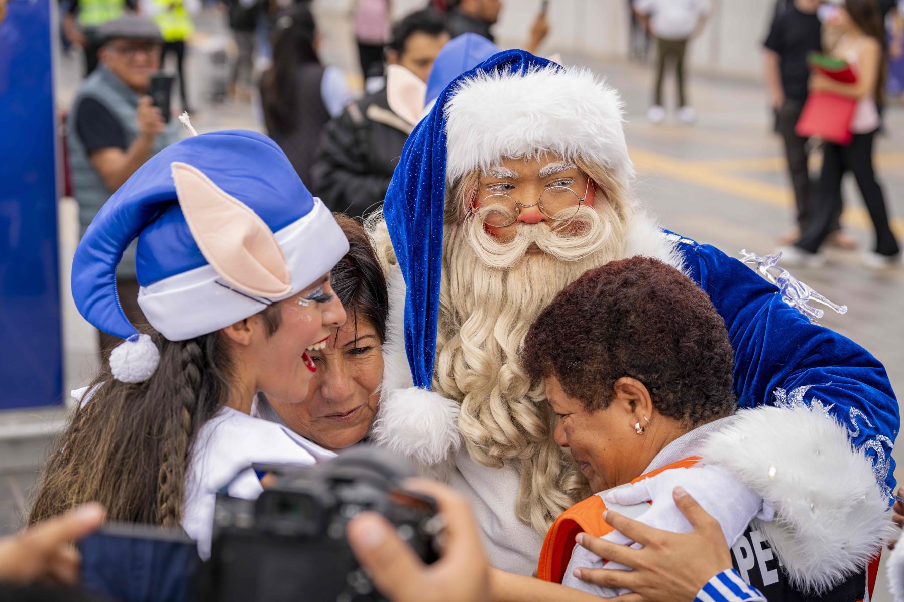 Desde la zona boulevard del Nuevo Aeropuerto Internacional Jorge Chávez en el Callao, se realizó una activación con personajes navideños para recibir a los viajeros que volvían al Perú para pasar las fiestas de Navidad y Año Nuevo juntos a sus familias y amigos. Foto: LAP