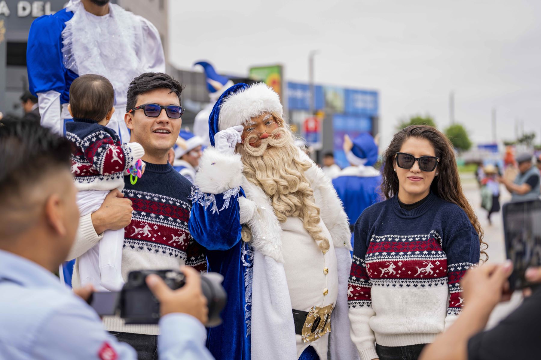 Desde la zona boulevard del Nuevo Aeropuerto Internacional Jorge Chávez en el Callao, se realizó una activación con personajes navideños para recibir a los viajeros que volvían al Perú para pasar las fiestas de Navidad y Año Nuevo juntos a sus familias y amigos. Foto: LAP