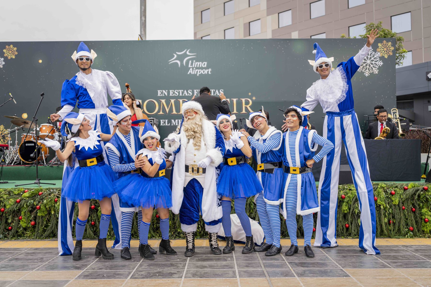 Desde la zona boulevard del Nuevo Aeropuerto Internacional Jorge Chávez en el Callao, se realizó una activación con personajes navideños para recibir a los viajeros que volvían al Perú para pasar las fiestas de Navidad y Año Nuevo juntos a sus familias y amigos. Foto: LAP
