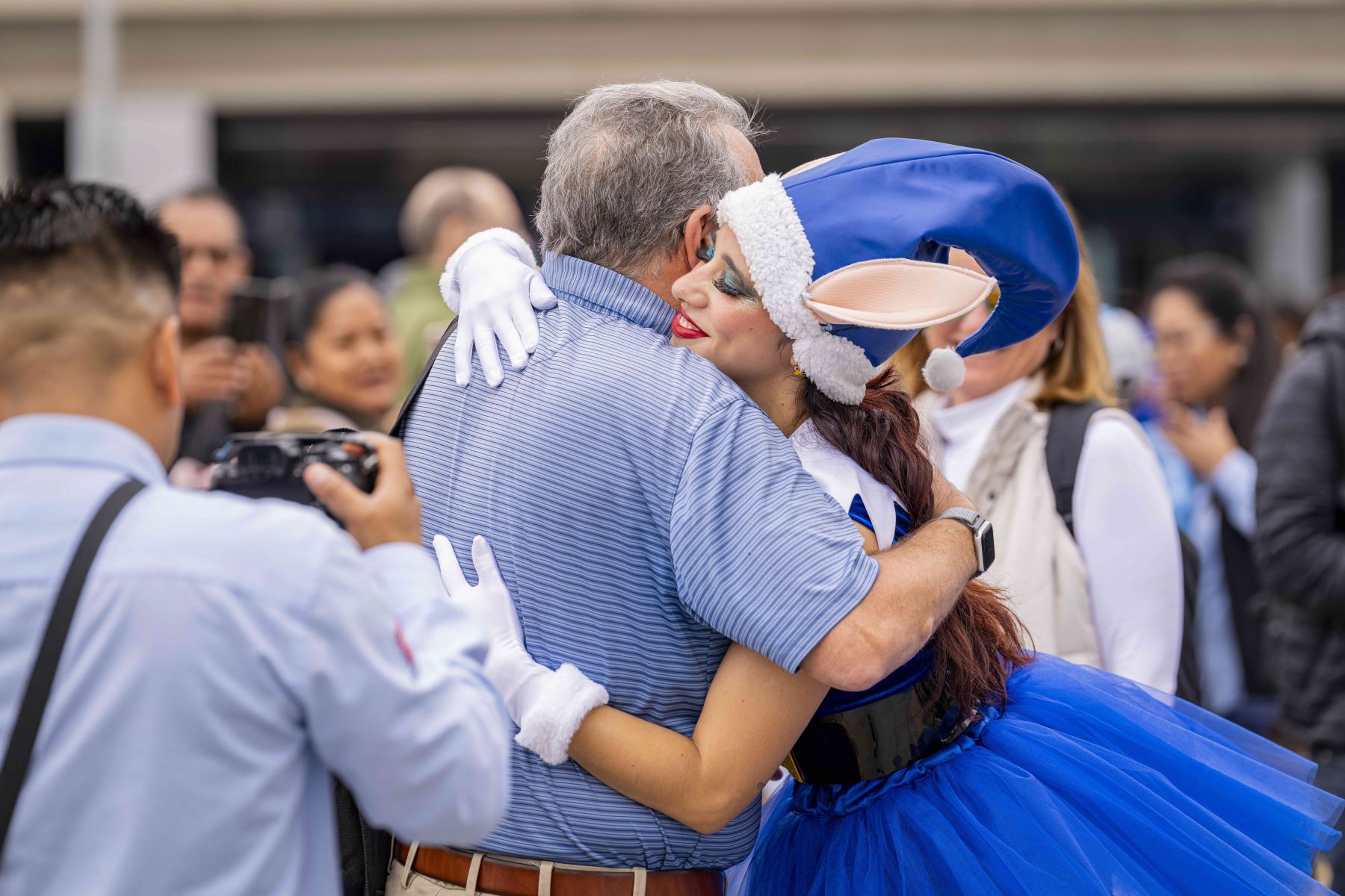 Desde la zona boulevard del Nuevo Aeropuerto Internacional Jorge Chávez en el Callao, se realizó una activación con personajes navideños para recibir a los viajeros que volvían al Perú para pasar las fiestas de Navidad y Año Nuevo juntos a sus familias y amigos. Foto: LAP