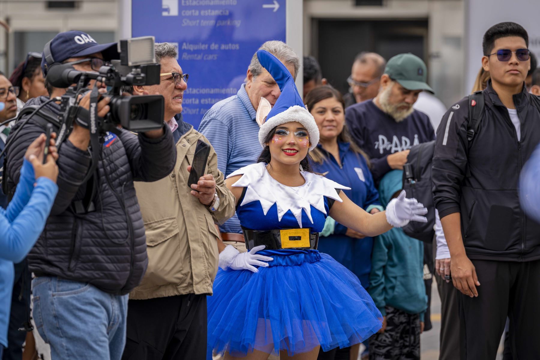 Desde la zona boulevard del Nuevo Aeropuerto Internacional Jorge Chávez en el Callao, se realizó una activación con personajes navideños para recibir a los viajeros que volvían al Perú para pasar las fiestas de Navidad y Año Nuevo juntos a sus familias y amigos. Foto: LAP